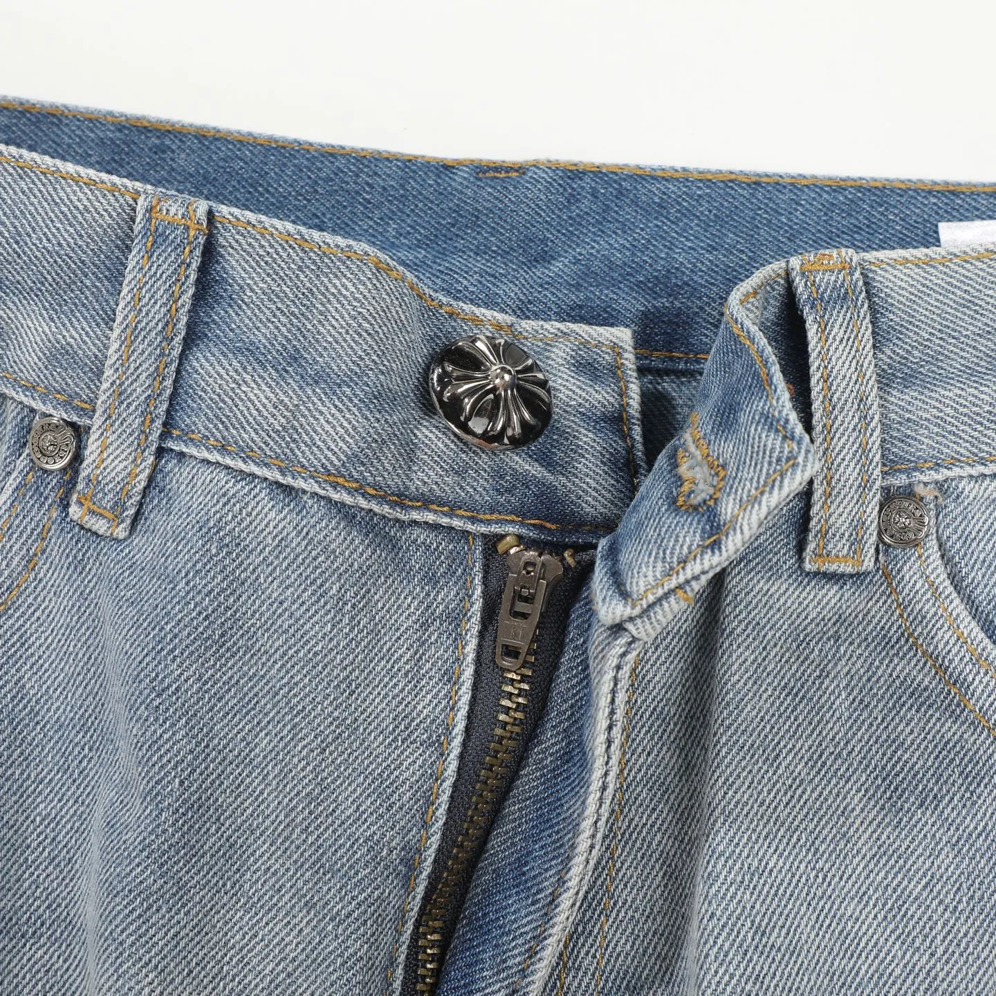 P240 Chromehearts washed blue leather jeans, ceiling-level jeans, a pair is hard to find at the counter‼ ️About Zangyin✅This is an extremely luxurious fashion brand that can also be called the aristocracy of the high street. It has always been an exclusive brand for some hipsters or rich second generations. The color of this model is already very eye-catching by using a unique washed material. It is decorated with pink patch cross flowers, which cleverly highlights the charm of the brand. Secondly, this model adopts a classic high-waist cut design, which highlights the long legs and fashionable temperament of the upper body. The brand is highly recognizable and the slim-fitting configuration is more suitable for daily wear. The personality will be fashionable and the specifications can be seen at a glance. Materials and technology ✅ Needless to say, this point goes without saying. As an excellent craftsman brand, Zangyin's requirements for details and craftsmanship are really perfect. The washed color of this model has gone through a lot of processes, not to mention the embellishment of the denim appliqués. It is also purely handmade and sewn. Just like what they believe in, only handmade things have soul and have the meaning of wearing. A top-notch heavy-duty fashionable denim item, recommended by both hands‼ ️ Size: 28/30/32/34/36 Waist: 69/74/79/84/89 Pants length: 102/103/104/105/106
